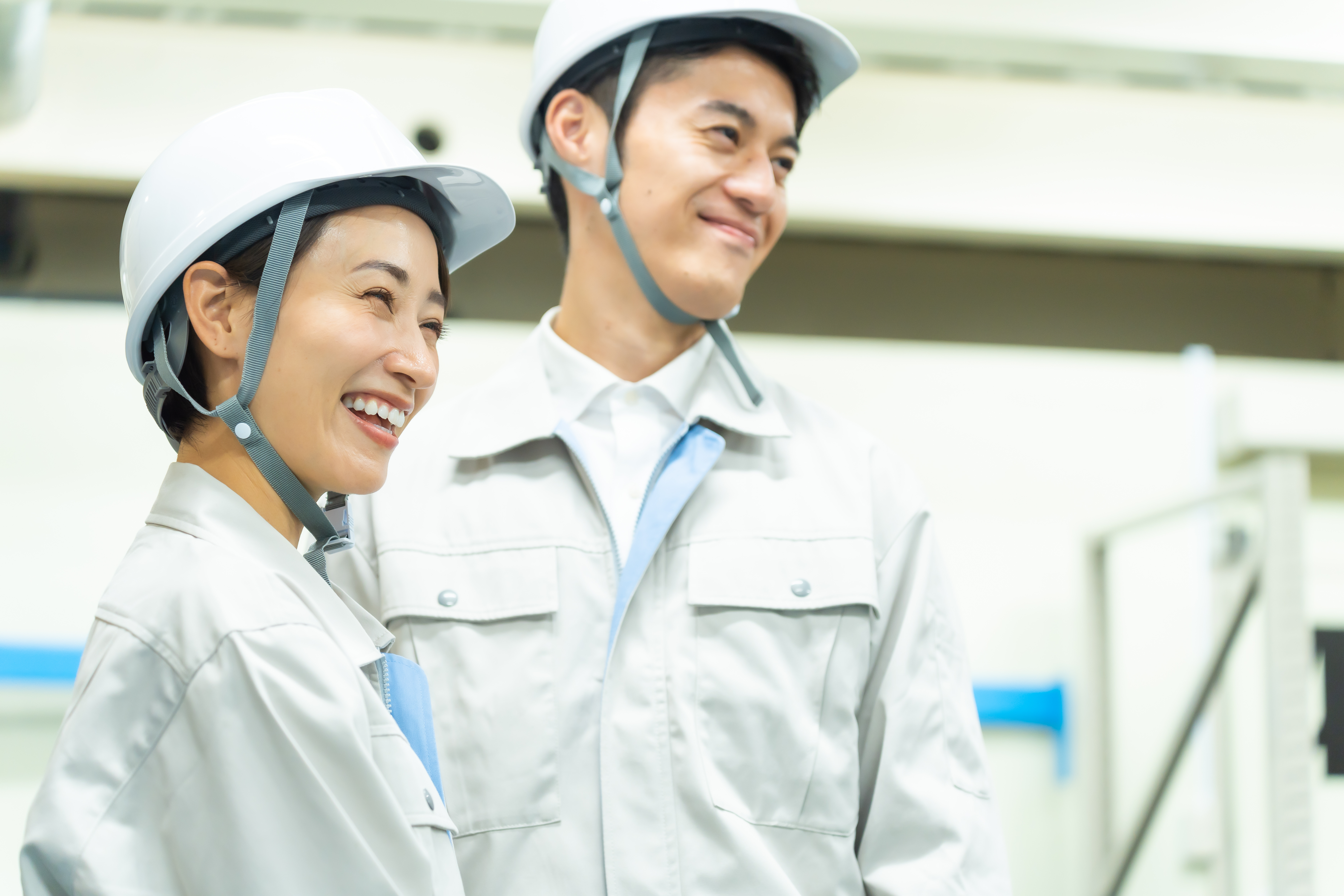 設備を見る作業員